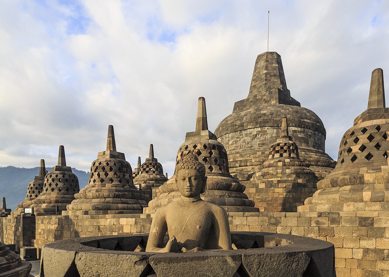 เจดีย์หินแห่งบุโรพุทโธ บนเกาะชวา