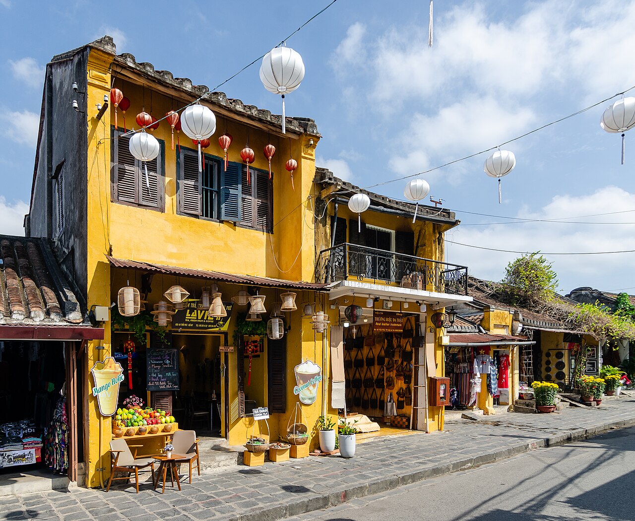 เมืองโบราณฮอยอัน บ้านเรือนเก่าและโคมไฟริมคลอง