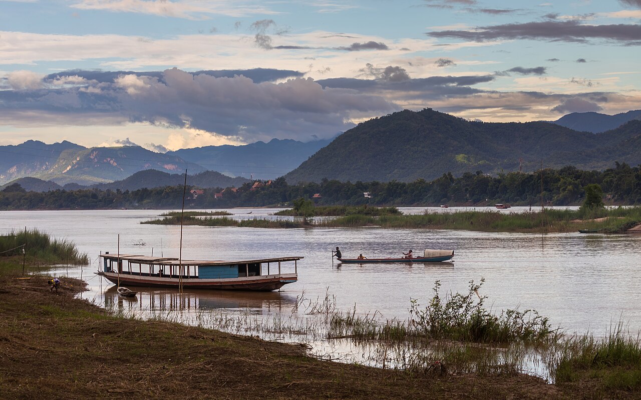 เรือพายอยู่กลางแม่น้ำโขงยามอาทิตย์ตก เมืองหลวงพระบาง
