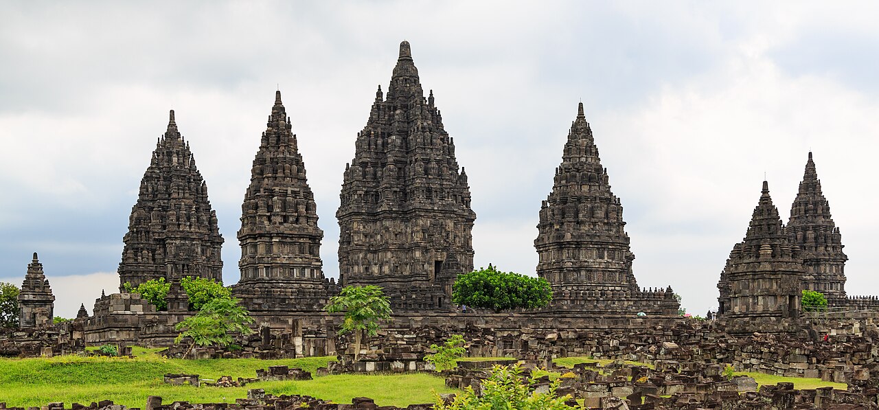 อาคารศาสนสถานปรัมบานันทรงสูงเรียวบนเกาะชวา
