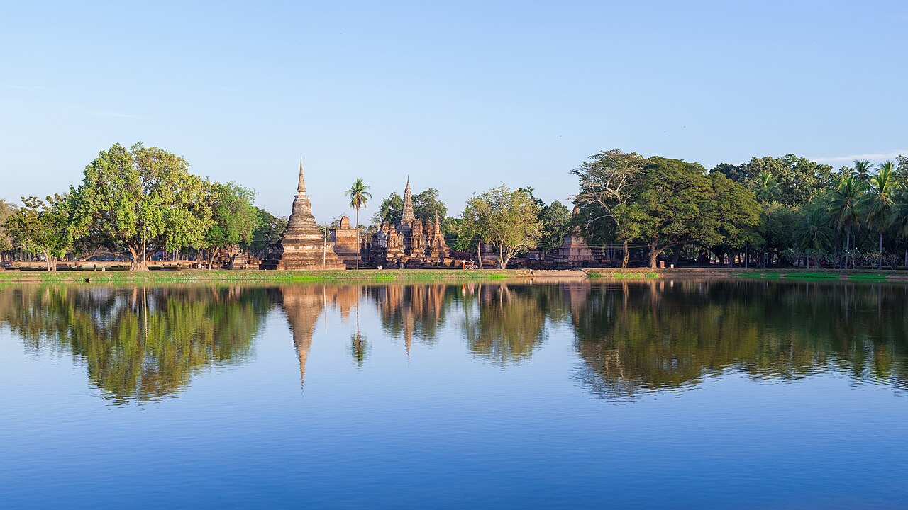 วัดมหาธาตุ อุทยานประวัติศาสตร์สุโขทัย ท่ามกลางสระน้ำ
